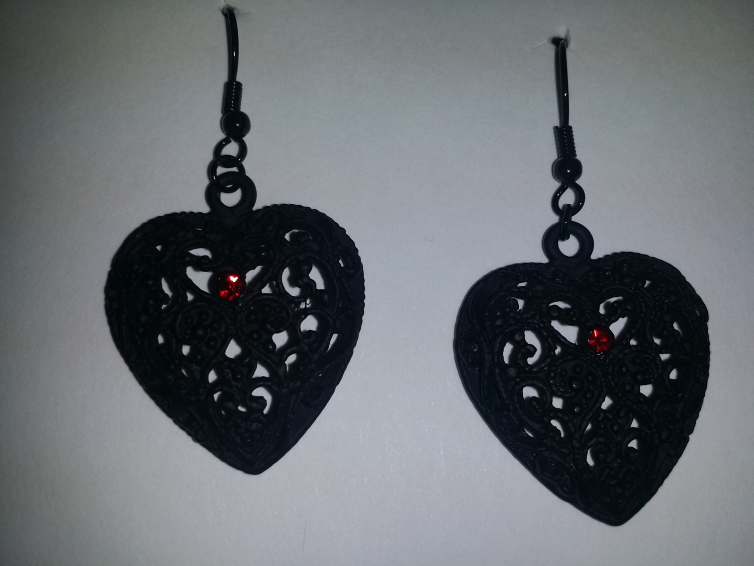 Halloween Schwarz Matt Filigrane Herz Mit Roten Stein 27x27mm von ours2urs