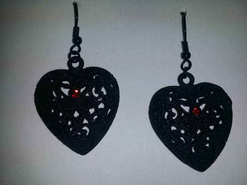 Halloween Schwarz Matt Filigrane Herz Mit Roten Stein 27x27mm von ours2urs