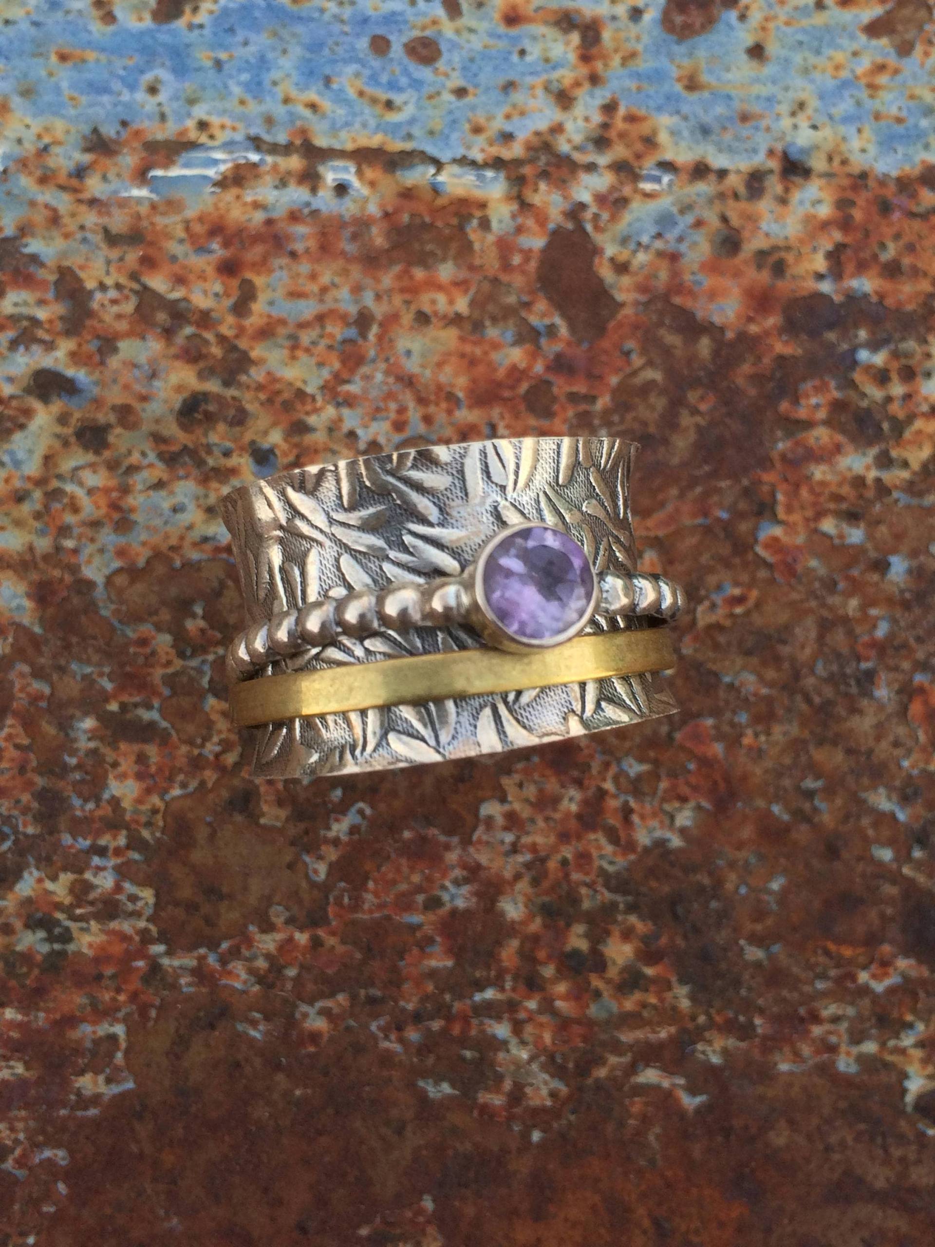 3 Multi-Band Spinner Ring Fidget Meditation Zwei Ton Amethyst Spinnen Sorge Bambus Blätter Blütenblätter Geprägte Strukturierte Messing 3 Multi-Band Spinner Ring Fidget Meditation Zwei Ton Amethyst Spinnen Sorge Bambus Blätter Blütenblätter Geprägte Strukturierte Messing von outbeyondborders