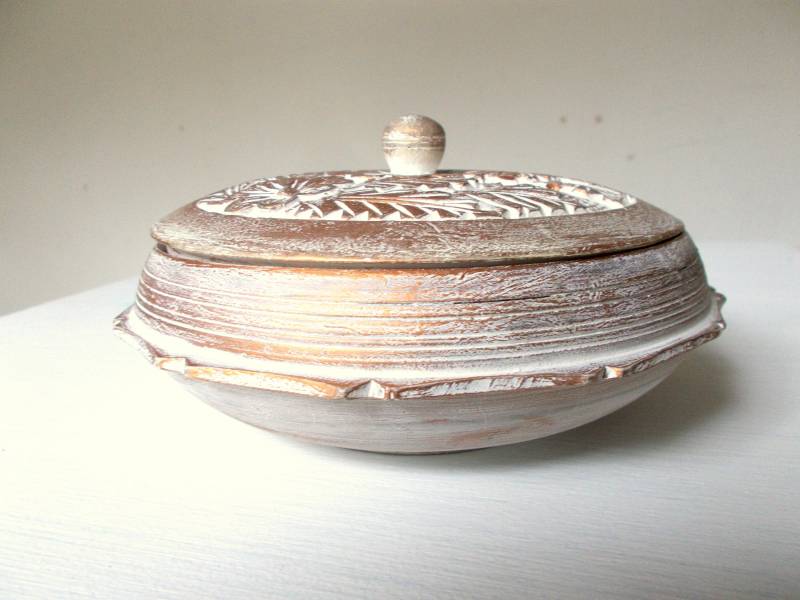 Uralte Runde Schatzkiste Weiß Gold Vintage Uralte Runde Schatzkiste Weiß Gold Vintage von outofnorm