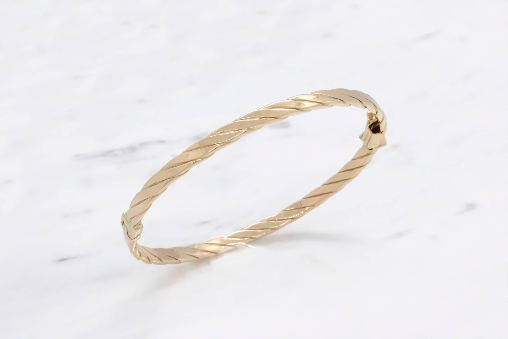 14 Karat Gelbgold Twist Armreif von ovajewelryusa