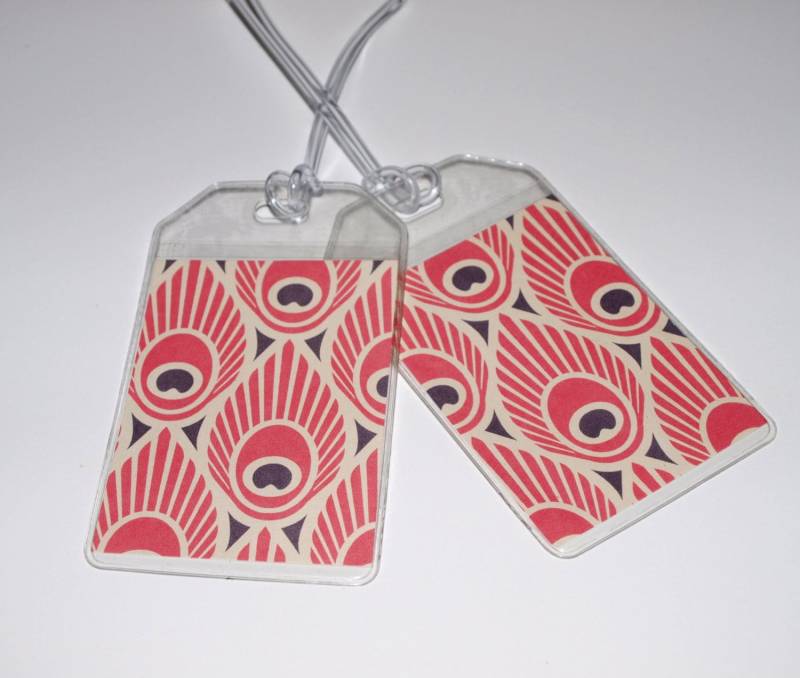 Gepäckanhänger - Set Von Zwei Rosa Pfauenfedern von owlsay