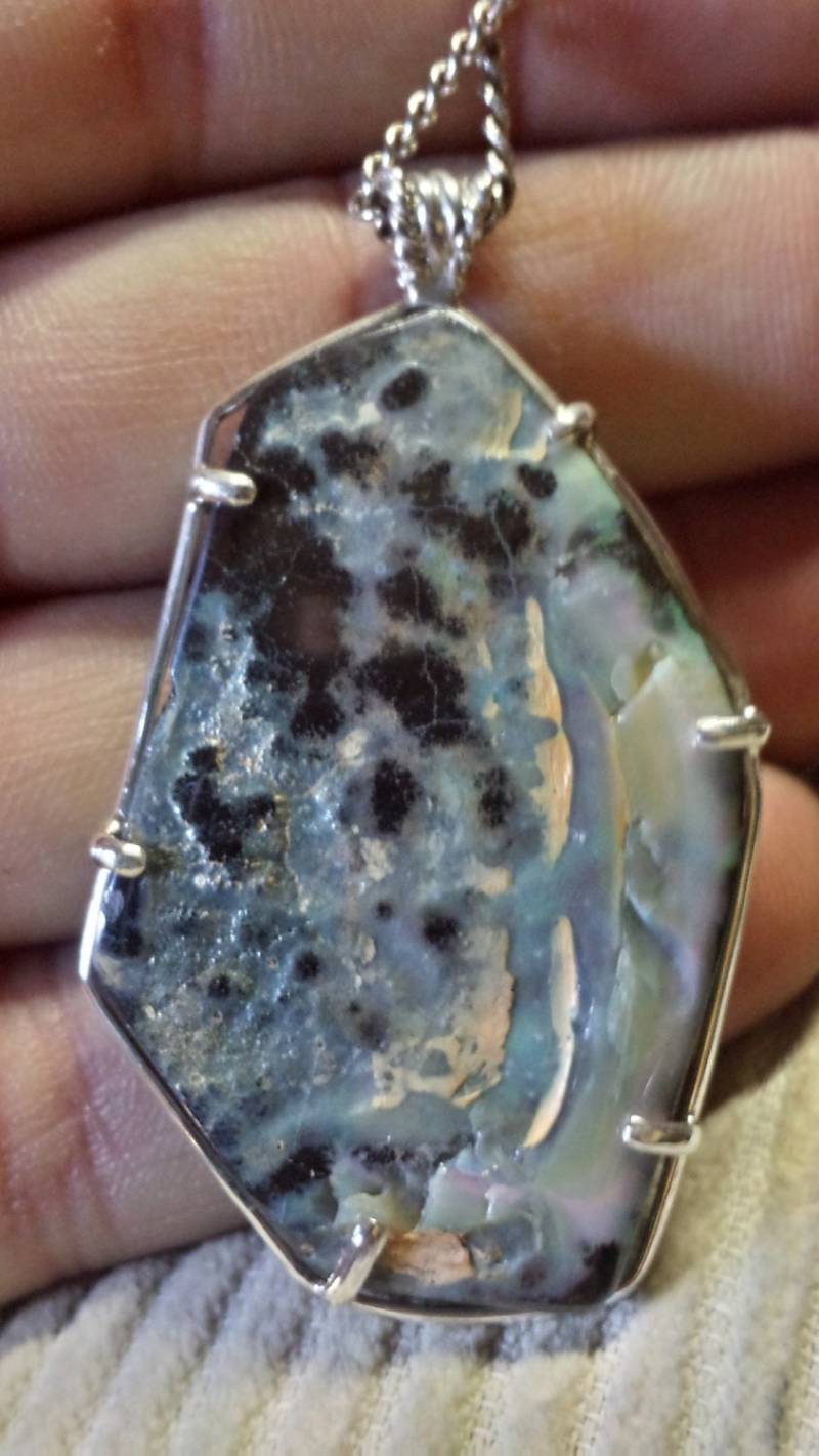 Boulder Opal Freeform Anhänger Aus Quilpie in Queensland Australien Inmitten Von Sterling Silber Boulder Opal Freeform Anhänger Aus Quilpie in Queensland Australien Inmitten Von Sterling Silber von ownanopal