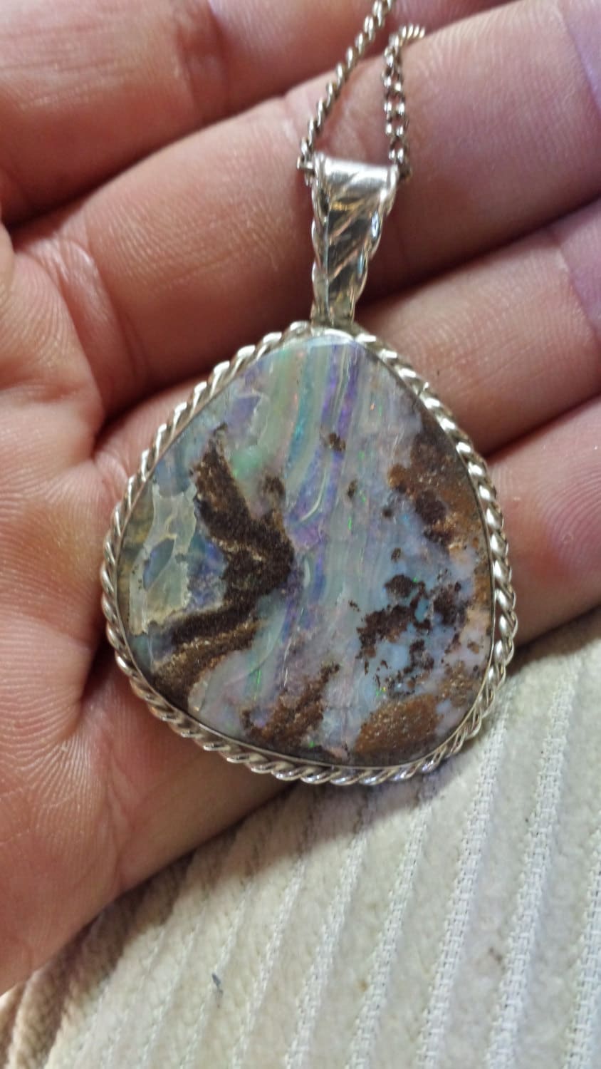 Boulder Opal Freiform Anhänger Aus Quilpie in Queensland Australia.40.9Ct Boulder Opal Freiform Anhänger Aus Quilpie in Queensland Australia.40.9Ct von ownanopal
