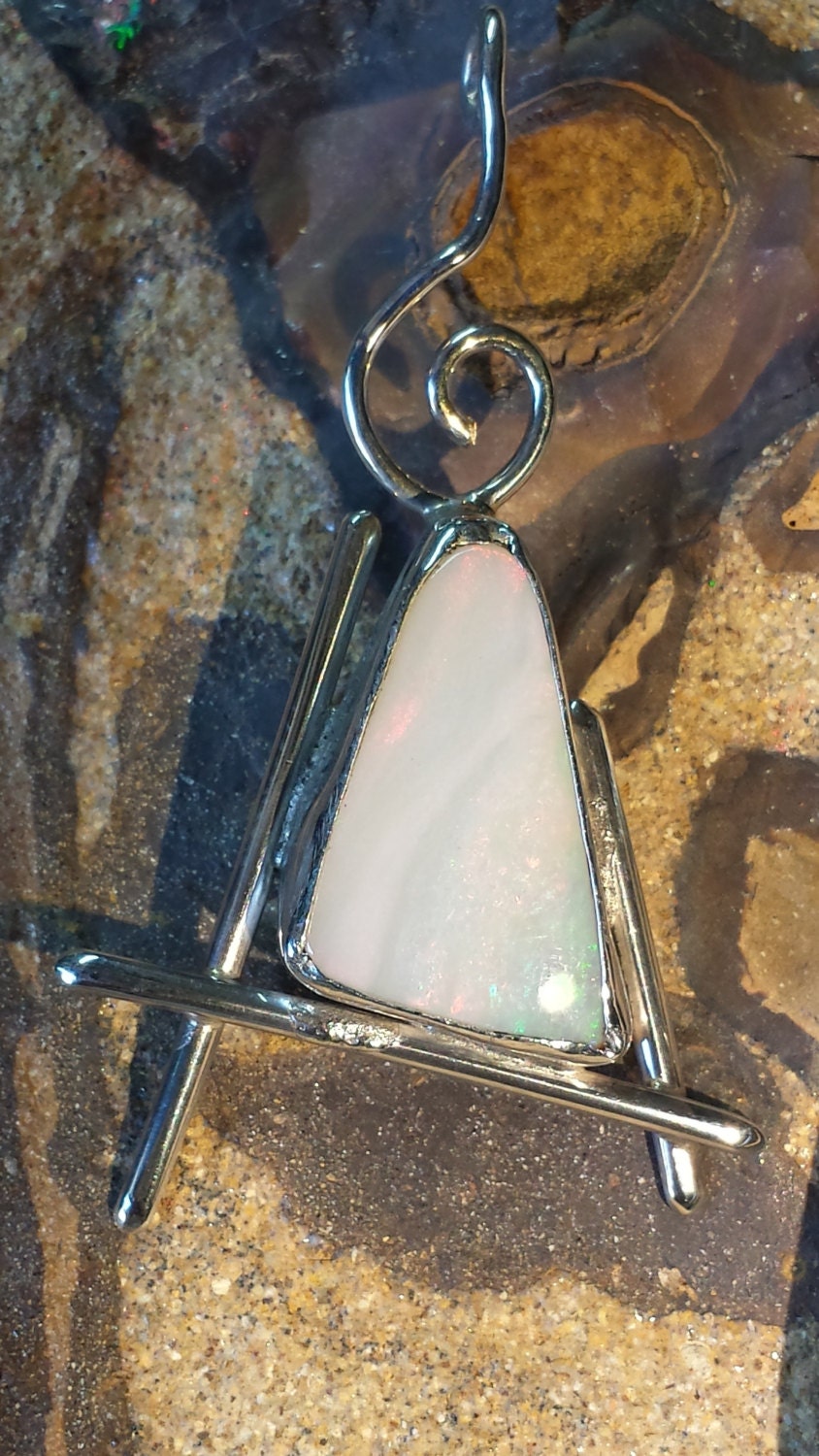 Opal Anhänger Aus Mintabie in Australien Sath Inmitten Von Sterling Und Feinsilber Opal Anhänger Aus Mintabie in Australien Sath Inmitten Von Sterling Und Feinsilber von ownanopal