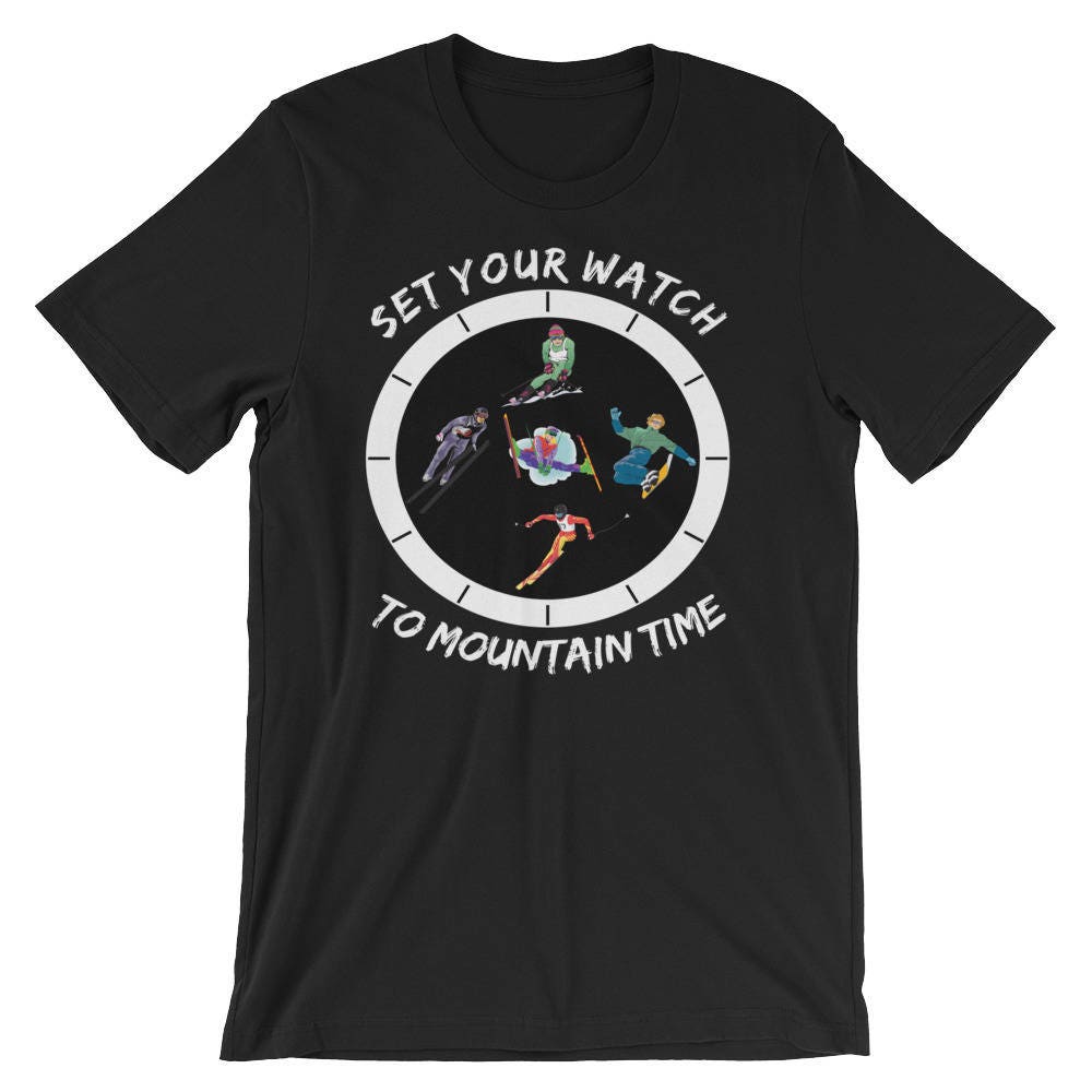 stellen Sie Ihre Uhr Ortszeit Ski Und Snowboardfahren Kurzarm Unisex T-Shirt stellen Sie Ihre Uhr Ortszeit Ski Und Snowboardfahren Kurzarm Unisex T-Shirt von ozworldwide