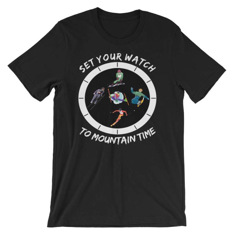 stellen Sie Ihre Uhr Ortszeit Ski Und Snowboardfahren Kurzarm Unisex T-Shirt stellen Sie Ihre Uhr Ortszeit Ski Und Snowboardfahren Kurzarm Unisex T-Shirt von ozworldwide