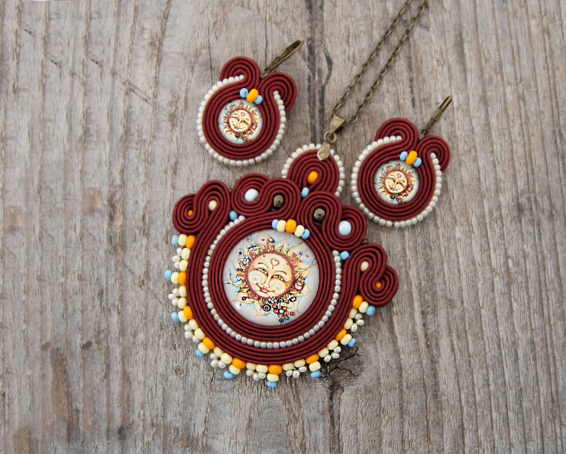 Dunkelrot Soutache Anhänger Mit Dem Schönen Sun Bild von pUkke