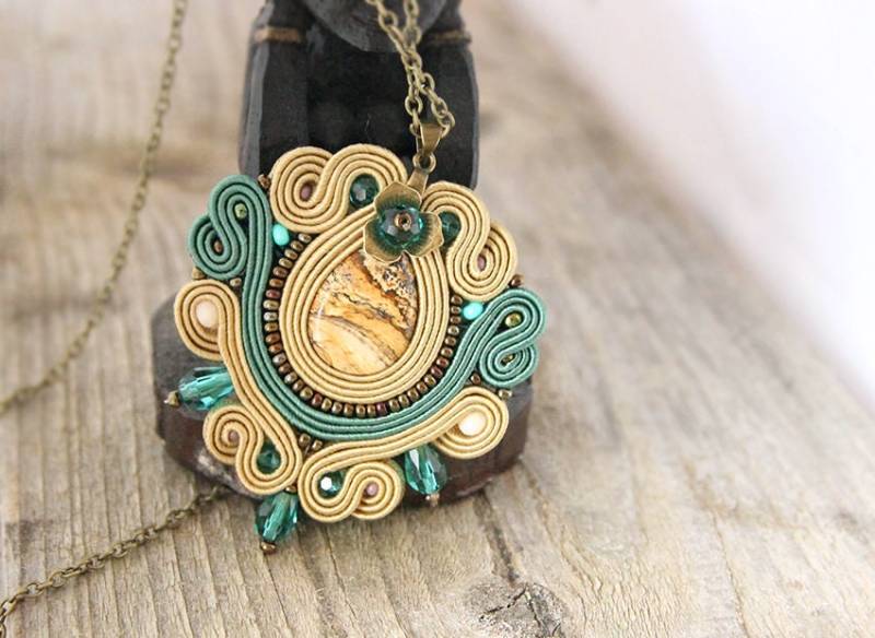 Hellbrauner Soutache Anhänger, Bestickter Dunst Haselnuss Und Smaragd Handgemachter Schmuck Hellbrauner Soutache Anhänger, Bestickter Dunst Haselnuss Und Smaragd Handgemachter Schmuck von pUkke