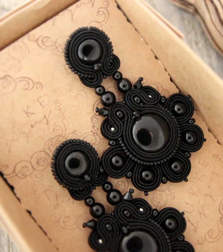 Schwarze Kronleuchterohrringe Mit Onyxsteinen, Schwarze Lange Soutache-Ohrringe, Statement-Ohrringe von pUkke