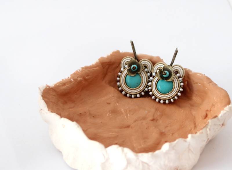 Weiße Und Hellbraune Ohrringe Mit Türkissteinen, Soutache-Schmuck von pUkke
