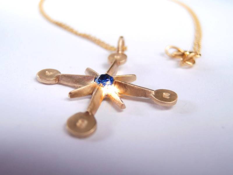 Compass Windrose Junior 10K Gold Mit Sapphire Halskette von pablovalencia