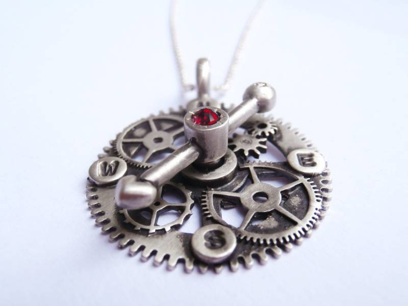 Die "Time & Places' Sterling Silber Und Rubin Kompass Steampunk Halskette von pablovalencia