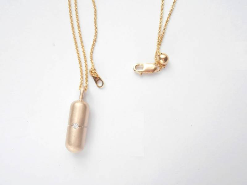 Love Pill 10K Gelb Solid Gold Und Diamant Halskette, Nicht Für Pillen Oder Medikamente Geeignet von pablovalencia