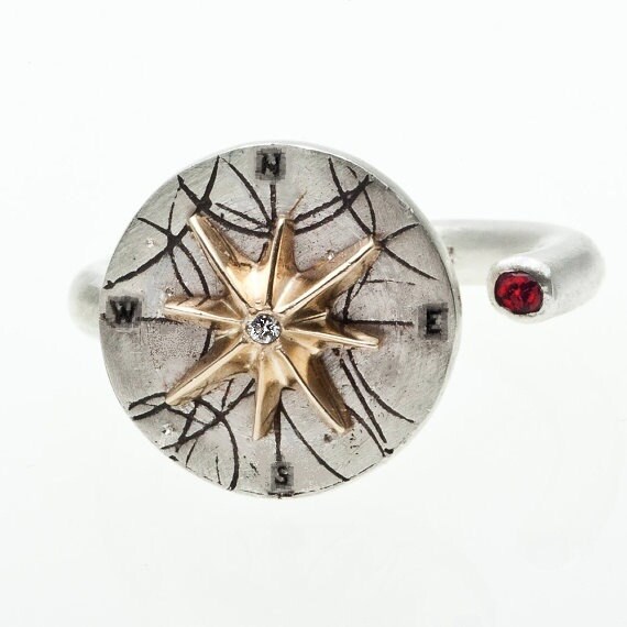 Mini Kompass Ring Aus Sterling Silber Mit 10K Gold Und Einem Diamant Als Mittelpunkt von pablovalencia