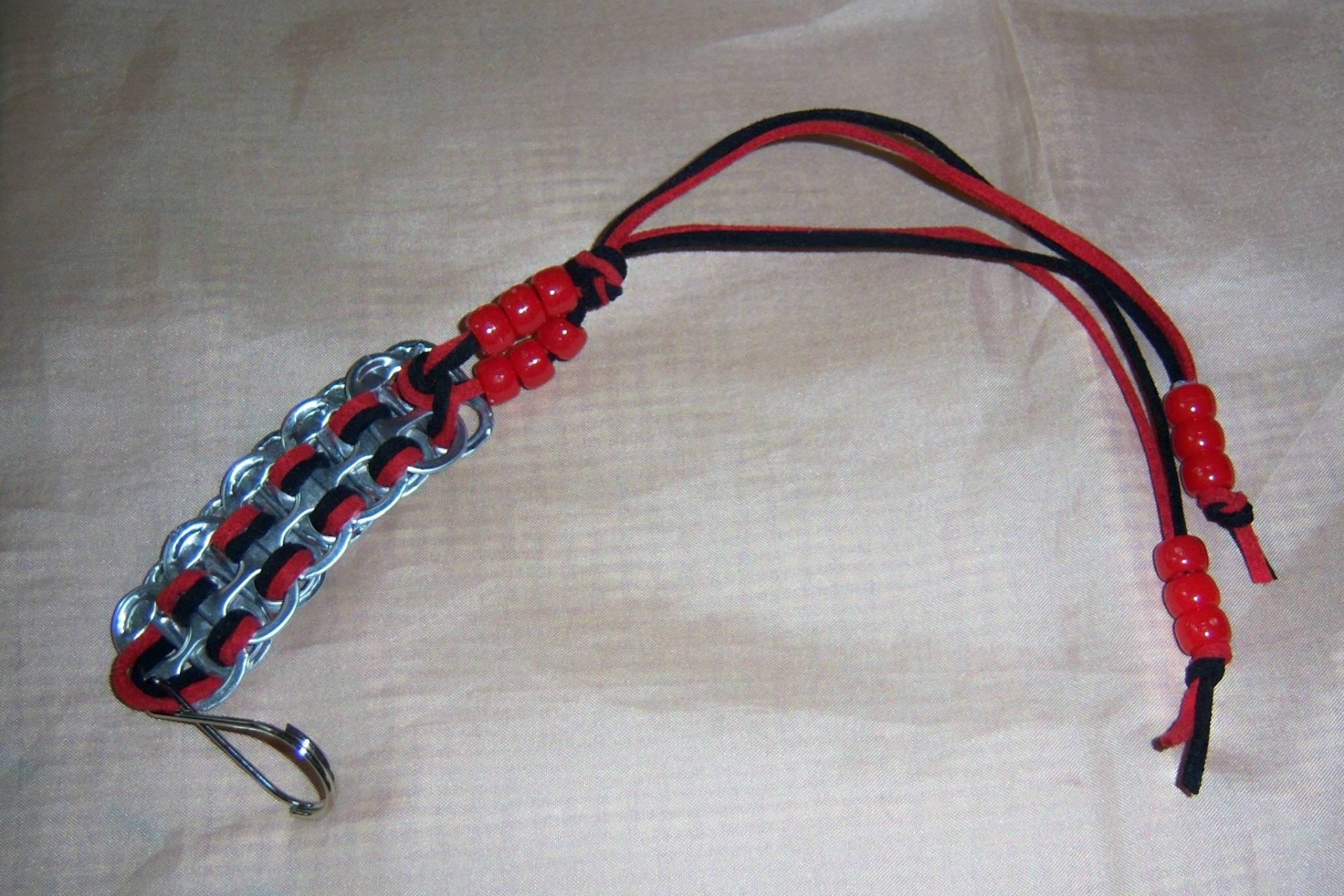 Handgemachte Wildleder Schlüsselanhänger Mit Pop-Dosen-Tabs Handgemachte Wildleder Schlüsselanhänger Mit Pop-Dosen-Tabs von pac44