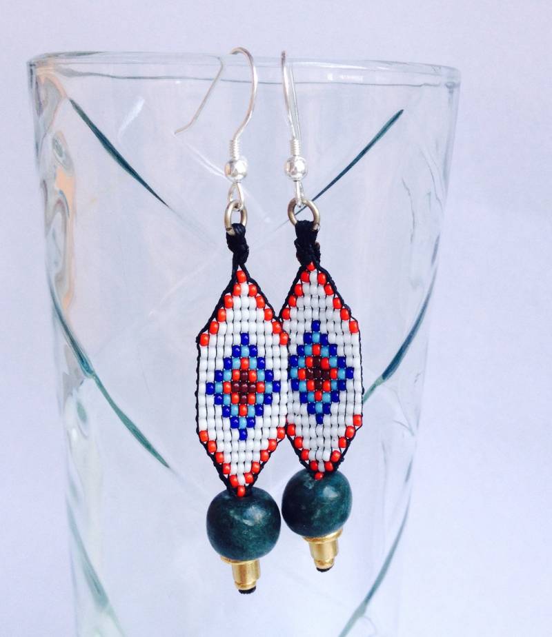 Huichol Inspiriert, Perlen Ojo De Dios, Diamant Augen Ohrringe Mit Silber Haken von pachamamanativeart