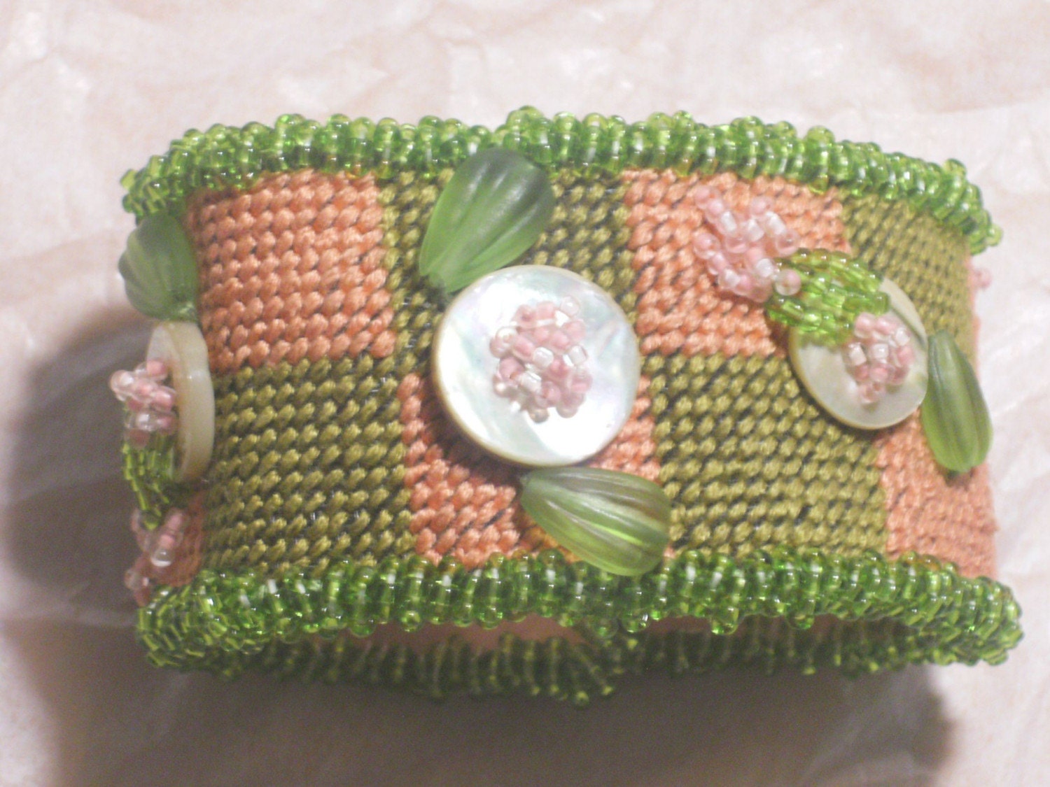 Rosa Und Grün Needlepoint Bracelet/W Mutter Preal Tasten, Drücken Sie Glas, Rocailles Rosa Und Grün Needlepoint Bracelet/W Mutter Preal Tasten, Drücken Sie Glas, Rocailles von packratpattyart