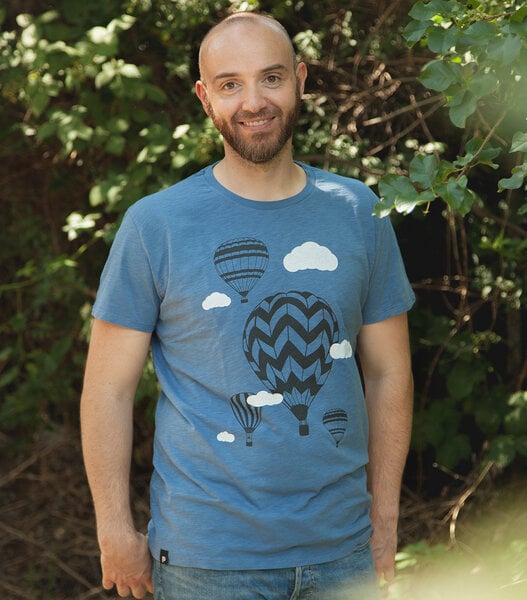 päfjes Heißluftballons & Wolken - Fair gehandeltes Männer T-Shirt - Slub Blue von päfjes