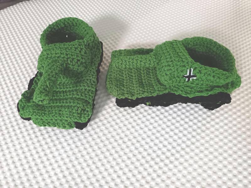 Gehäkelte Panzer-Hausschuhe Lustige Gestrickte Hausschuhe von paintcrochet