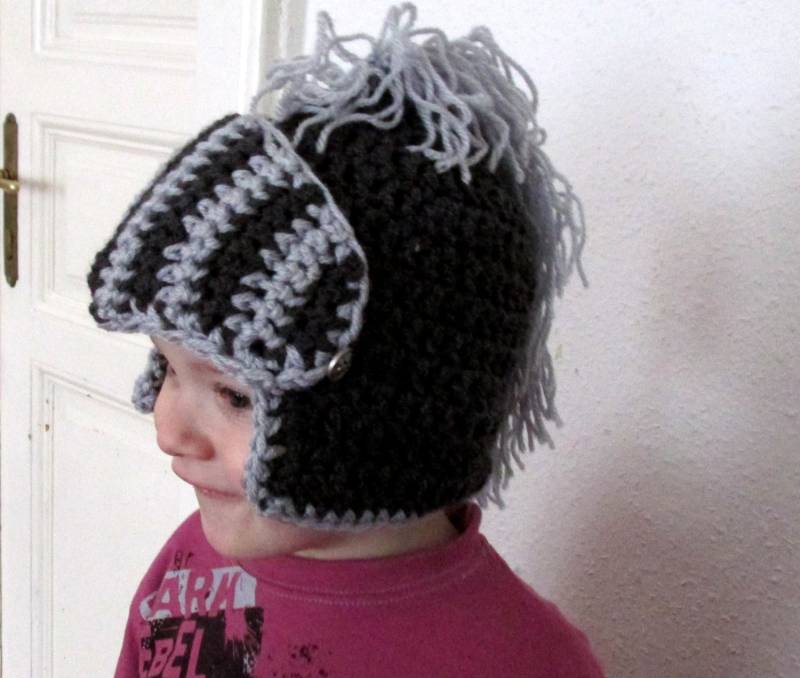 Gehäkelter Ritter Helm in Grau & Schwarz, Jungen Hut von paintcrochet