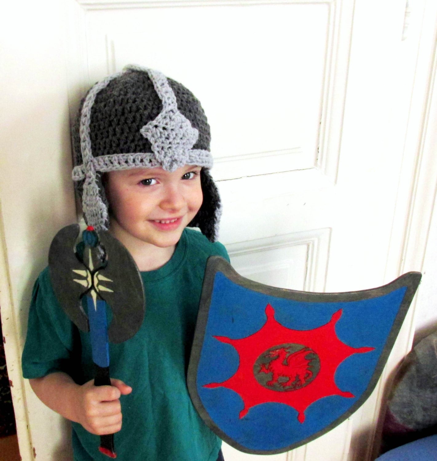 Gehäkelter Ritterhelm Graue Trachtenmütze, Jungen Wintermütze von paintcrochet