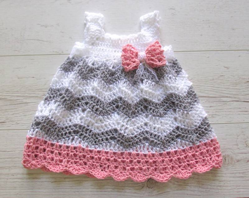 Gehäkeltes Baby Kleid Chevron Schleife, Neugeborene Mädchen Outfit von paintcrochet