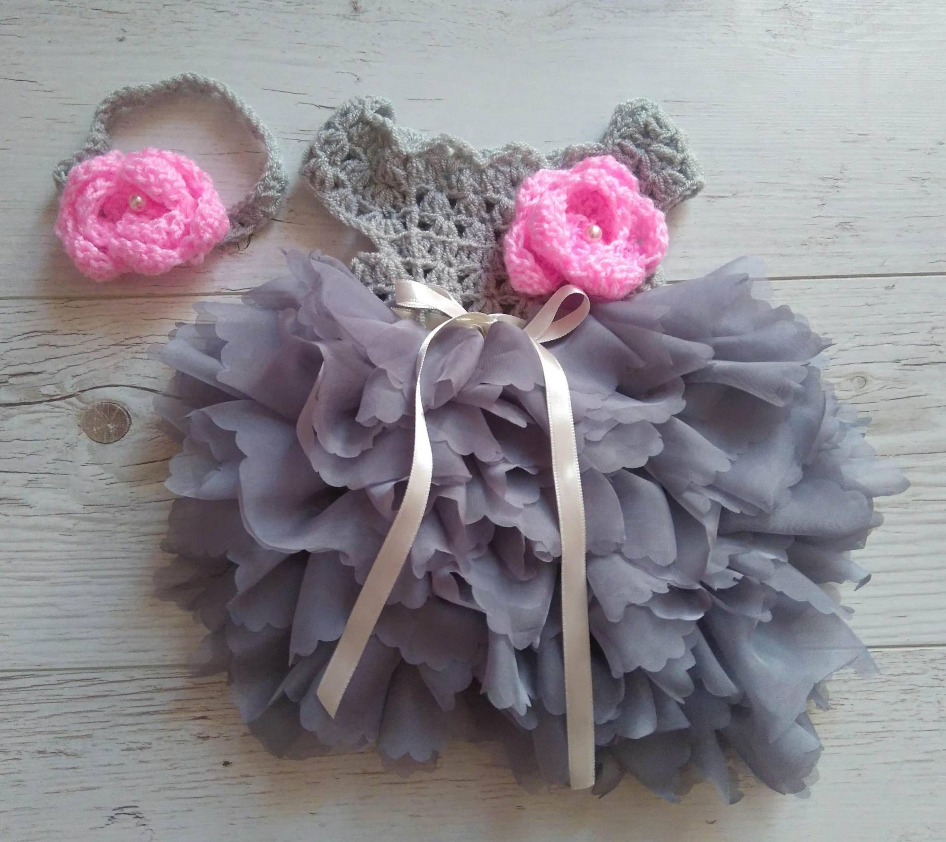 Gehäkeltes Baby Mädchen Kleid Graues Tüll Neugeborenen Outfit Mit Stirnband von paintcrochet