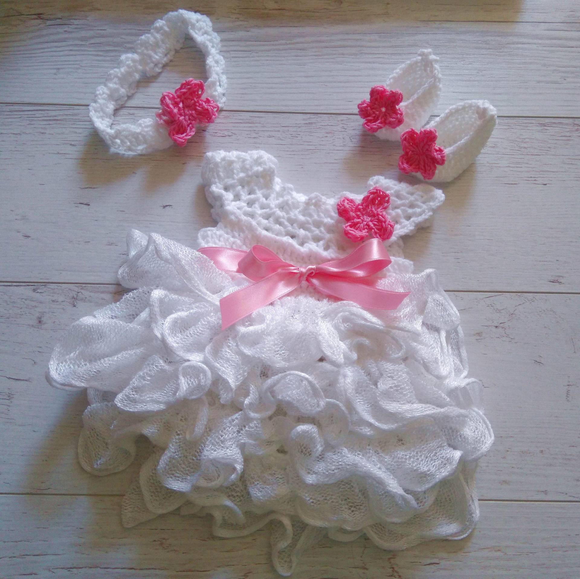 Gehäkeltes Baby Mädchen Kleid Set Rüschen Tauf Outfit Mit Schuhe & Stirnband von paintcrochet