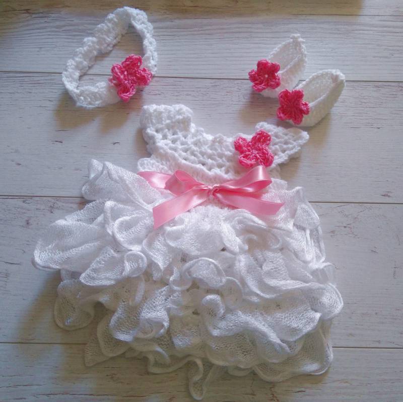 Gehäkeltes Baby Mädchen Kleid Set Rüschen Tauf Outfit Mit Schuhe & Stirnband von paintcrochet