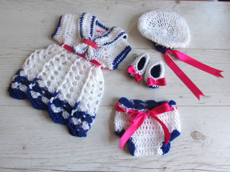 Gehäkeltes Baby Matrosen Outfit Kleid, Stiefelchen, Mütze & Überzieher von paintcrochet