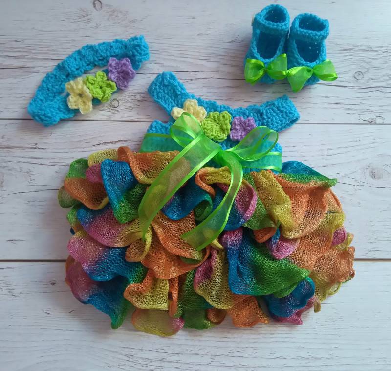 Rainbow Crochet Baby Dress Outfit Rüschenkleid, Stirnband & Schuhe von paintcrochet