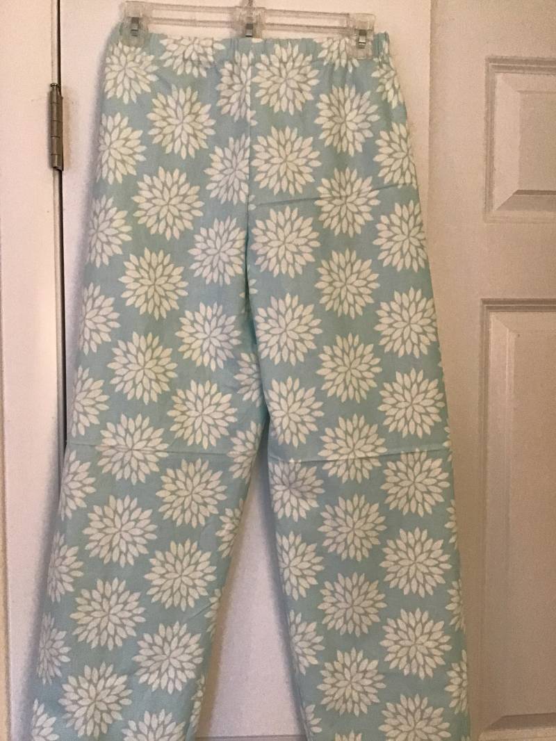 Blaue Mütter Hellblauen Baby Blau Weiße Blumen Floral Flanell Lounge Hose Pyjama Kinder Größen 0-3 Bis 6 Blaue Mütter Hellblauen Baby Blau Weiße Blumen Floral Flanell Lounge Hose Pyjama Kinder Größen 0-3 Bis 6 von pajamaworkshop