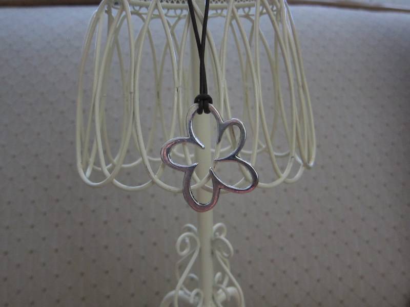 Antik Silber Blume Anhänger An Weichen Braunen Lederband Antik Silber Blume Anhänger An Weichen Braunen Lederband von pamshaffer