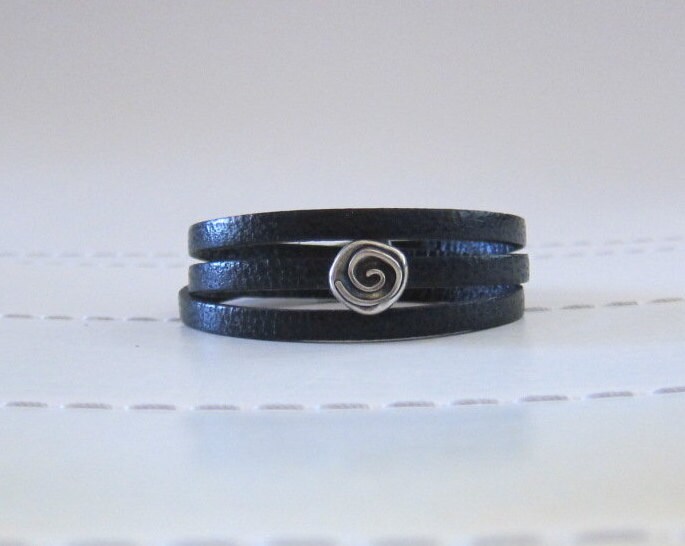 Black Flat Leder Triple Wrap Armband Mit Silberrutsche Black Flat Leder Triple Wrap Armband Mit Silberrutsche von pamshaffer