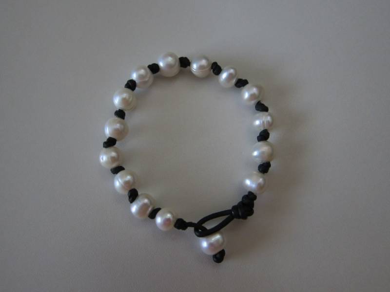 Black Verknotete Lederarmband Wrap Mit Süsswasserperlen Black Verknotete Lederarmband Wrap Mit Süsswasserperlen von pamshaffer