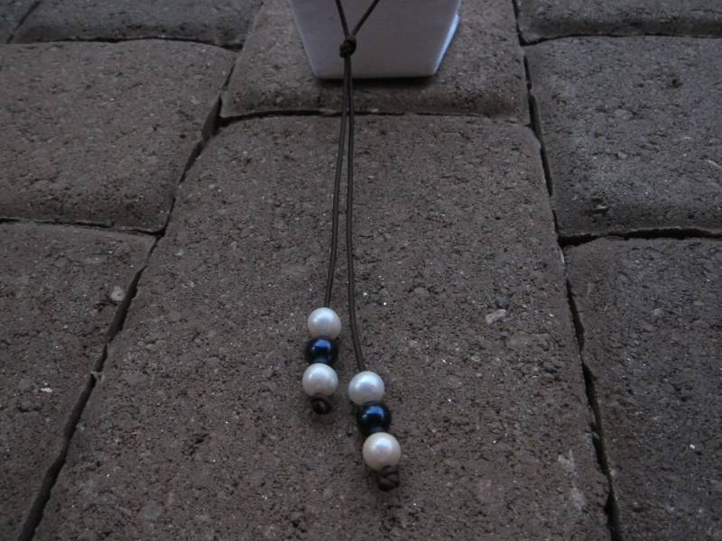 Blau Und Weiß Perle Leder Halskette Blau Und Weiß Perle Leder Halskette von pamshaffer