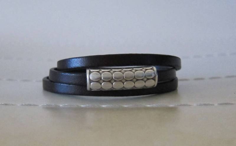 Braune Leder Flach Dreifach Wickelarmband Mit Rechteckigen Silber Folie Braune Leder Flach Dreifach Wickelarmband Mit Rechteckigen Silber Folie von pamshaffer