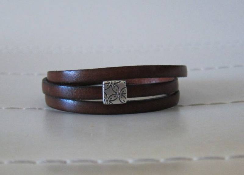 Braune Leder Flach Dreifach Wickelarmband Mit Silber Folie von pamshaffer