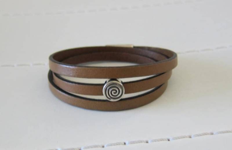 Braune Leder Flach Dreifach Wickelarmband von pamshaffer