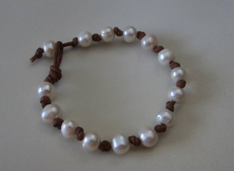 Brown Verknotete Lederarmband Wrap Mit Süsswasserperlen Brown Verknotete Lederarmband Wrap Mit Süsswasserperlen von pamshaffer