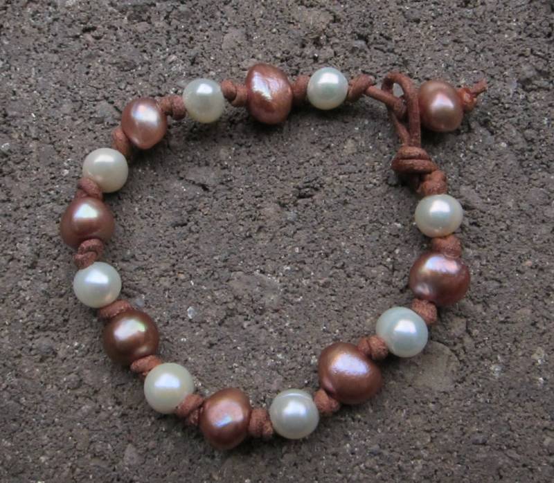 Brown Verknotete Lederarmband Wrap Mit Süsswasserperlen von pamshaffer