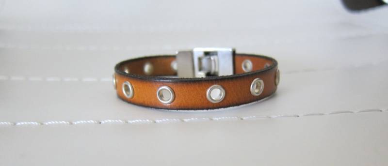 Burnt Orange Genietete Flache Lederarmband von pamshaffer