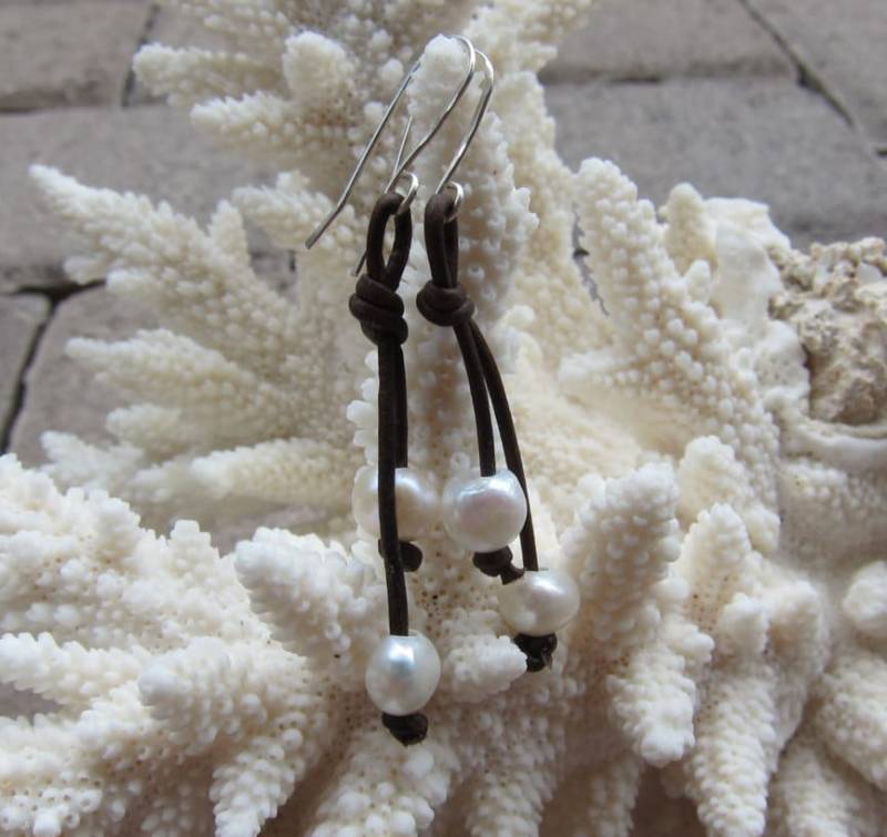 Doppelte Perle Leder Ohrringe von pamshaffer