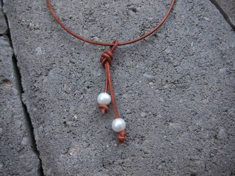 Doppelte Weiße Perle Und Leder Halskette von pamshaffer