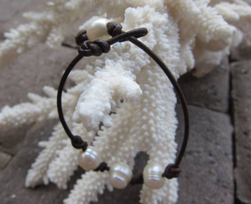 Drei Perlen Und Dunkel Braunes Leder-Armband von pamshaffer