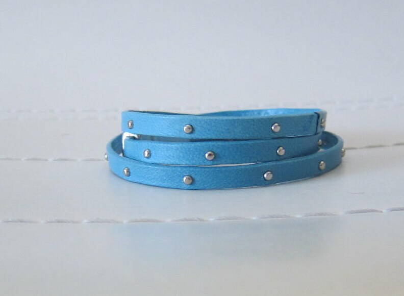 Dreifach Wickelarmband Hellblauem Besetzt Flachen Leder | 5mm Dreifach Wickelarmband Hellblauem Besetzt Flachen Leder | 5mm von pamshaffer