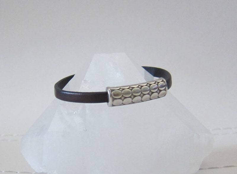 Dunkel Braun Leder Flach 5mm/Geätzt Silber Armband von pamshaffer