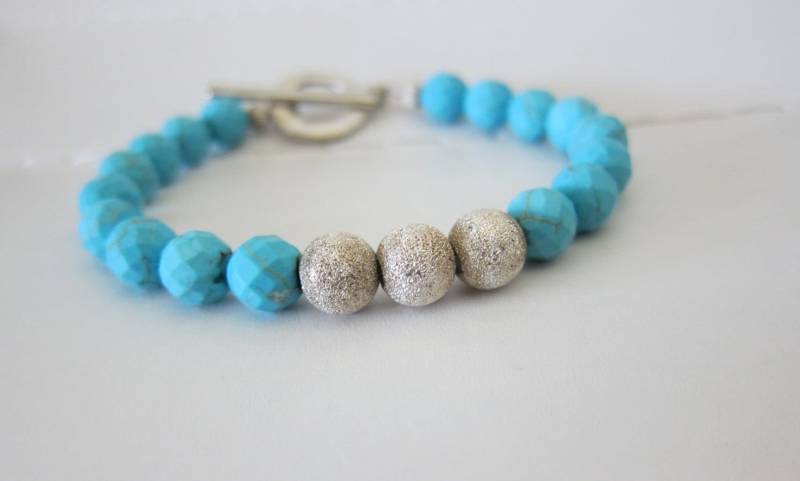Facettierte Türkis Howlite Perlen/Gebürstet Silber Armband von pamshaffer