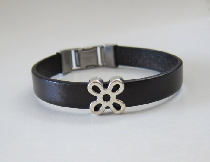 Flache Braun Leder | 10mm Mit Silber Blume Folie Armband von pamshaffer